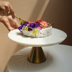 Wit marmeren taartplateau met gouden voet