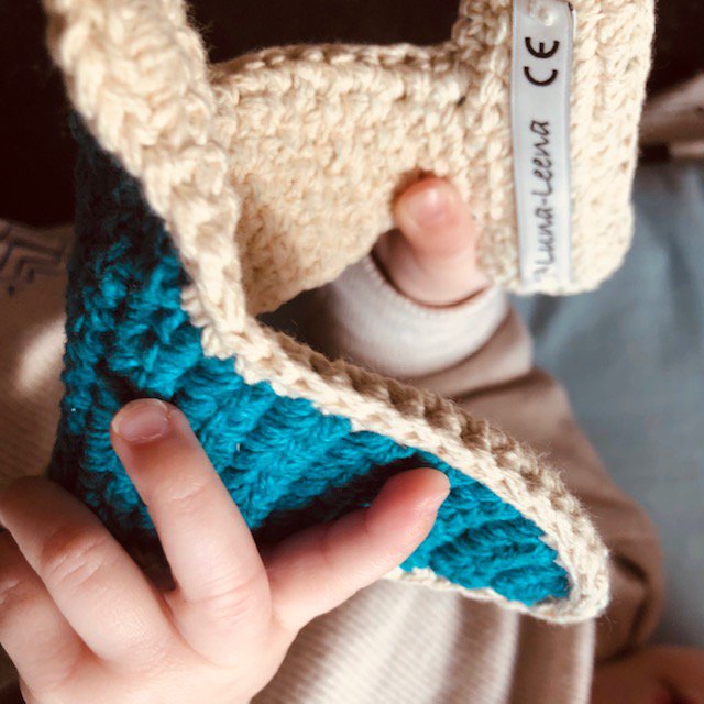 Luna-Leena vliegtuig plat knuffeldoekje met geluid - blauw - biologisch katoen - 0+ - hand gehaakt in Nepal