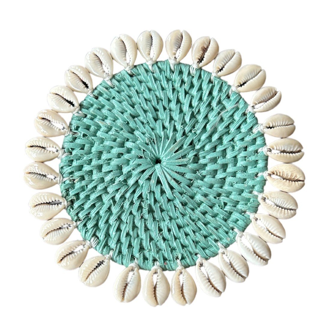 Rotan onderzetter met kauri schelpen