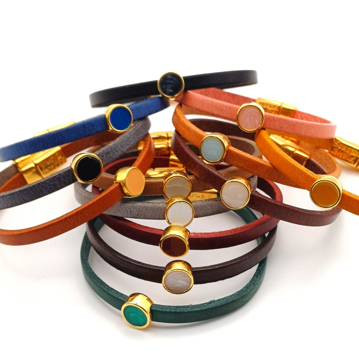 Leren armband met ronde emaille schuifregelaar