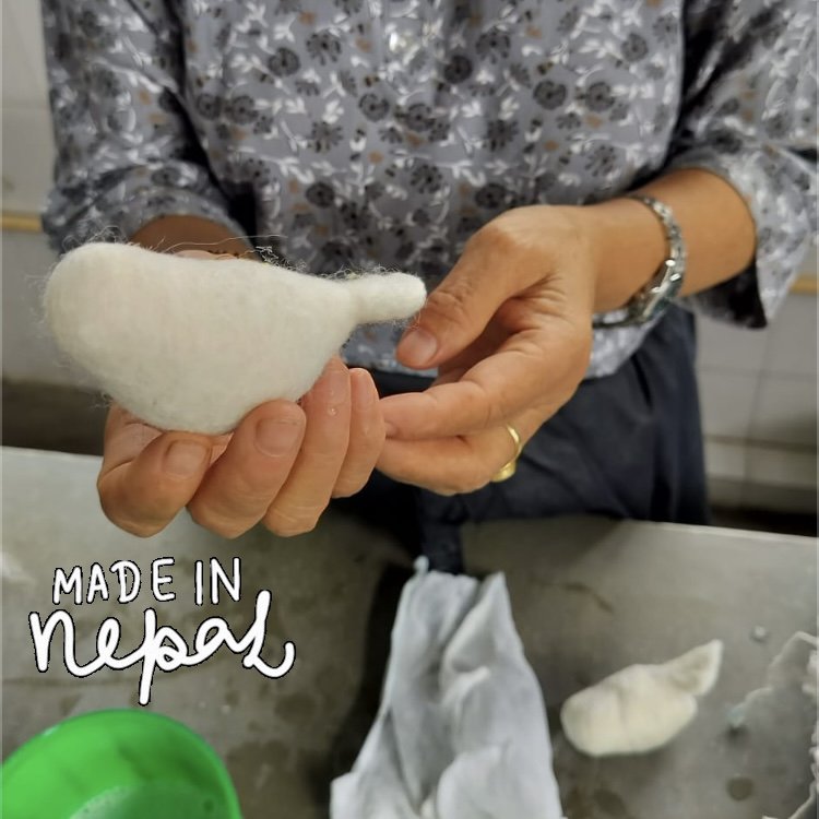 Luna-Leena vogel hangend ornament - gouden sterren - wol - handgemaakt in Nepal