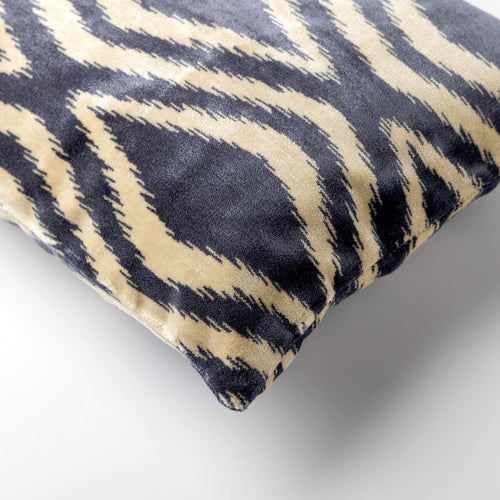 Amora | Kussen 30x50 cm | Insignia Blue | Blauw | Hoii | met duurzame kussenvulling