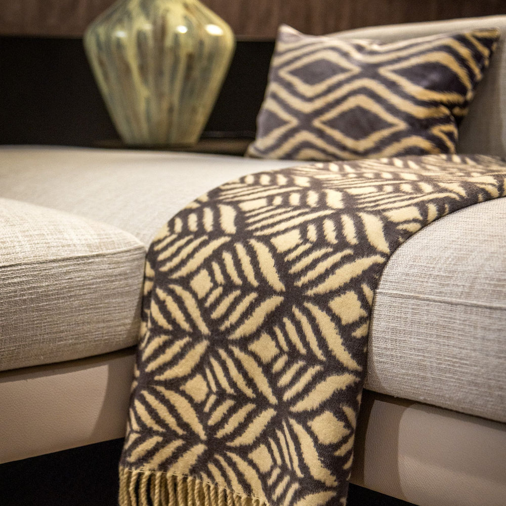 Amora | Cushion 45x45 cm | Houtskool grijs | Antraciet | Hoii | met duurzame kussenvulling