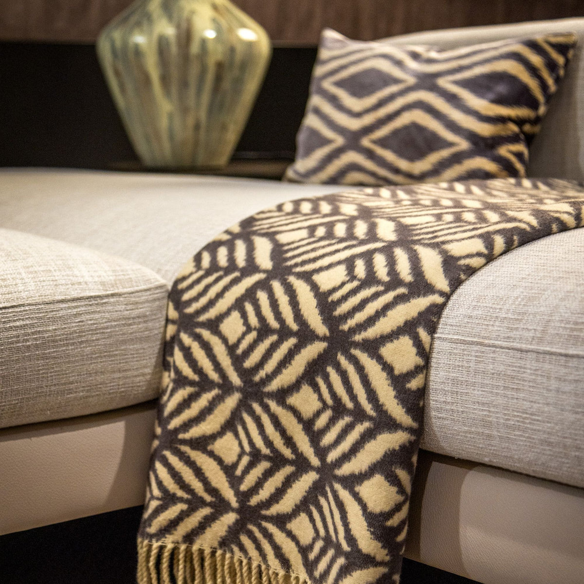 Amora | Cushion 45x45 cm | Houtskool grijs | Antraciet | Hoii | met duurzame kussenvulling