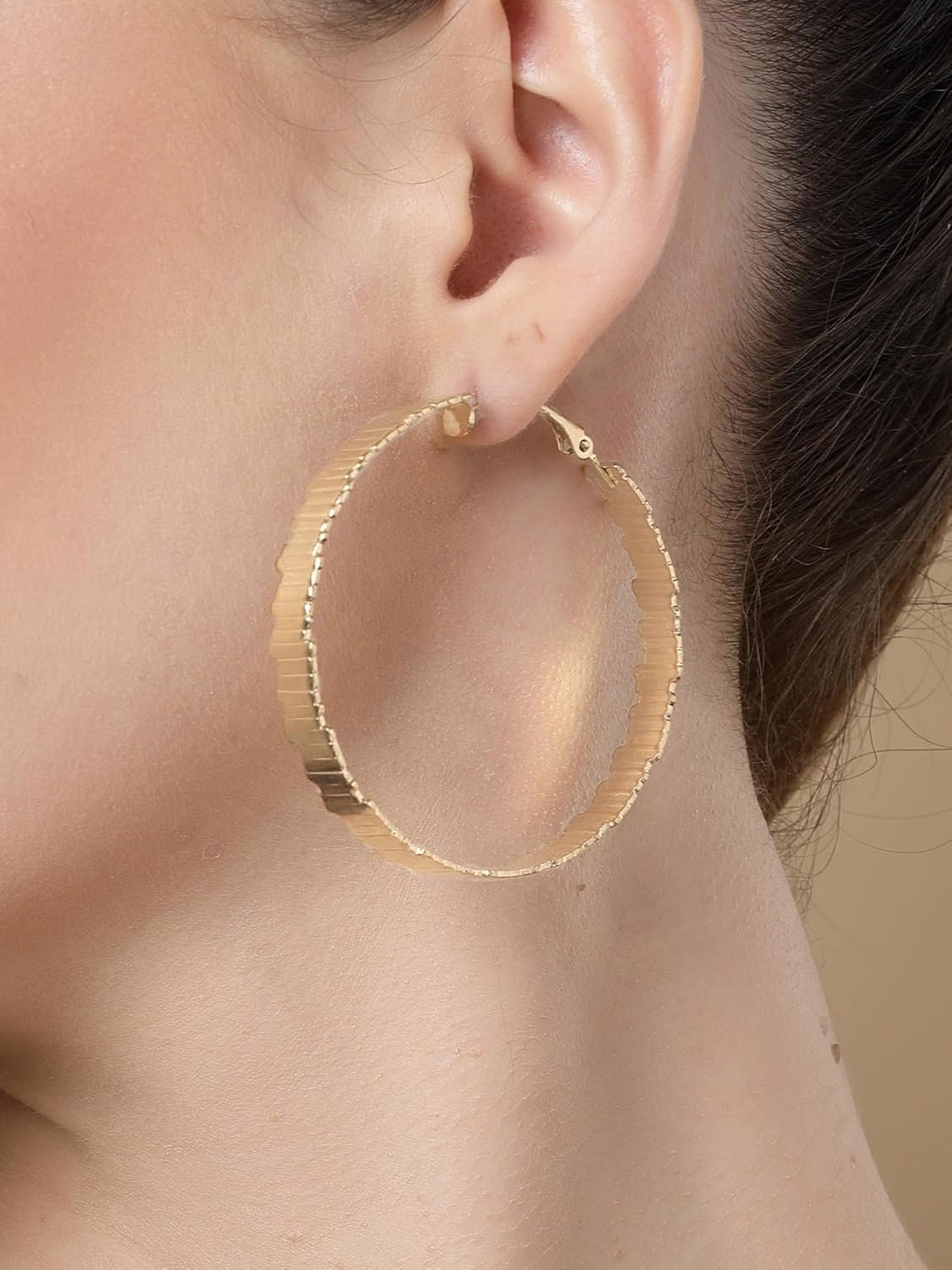 Getextureerde hedendaagse oorringen – damesmode sieraden voorraad – verguld – paar