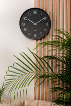 Wandklok verheven