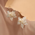 La-Flora oorringen – mode-sieraden – metallic acryl en legering – eigentijds design – één maat