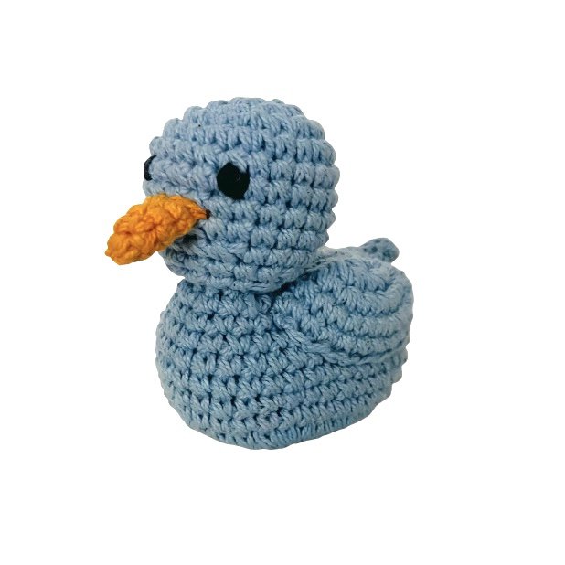 Luna-Leena eendenrammelaar - babyblauw - knuffel 0+ - biologisch katoen - handgehaakt in Nepal