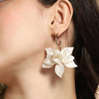 La-Flora oorringen – mode-sieraden – metallic acryl en legering – eigentijds design – één maat