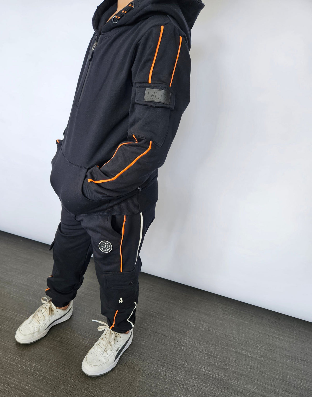 LewyLou NO4 Jogger zwart met oranje streep