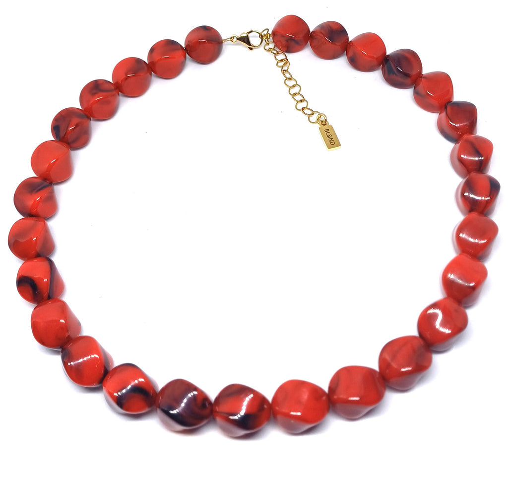 Ketting gemaakt van imitatie edelsteenklompjes