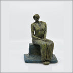 Dame in eenzaamheid – Een sculptuur van papier-maché