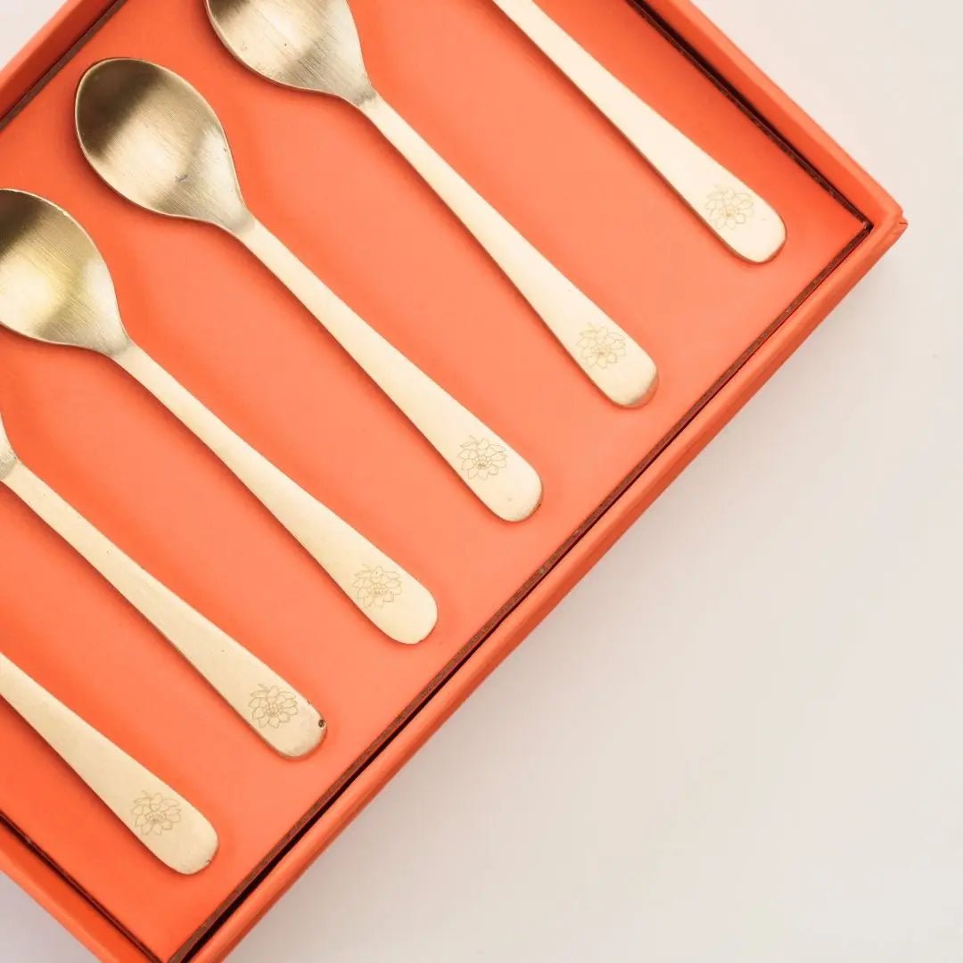 Premium theelepels van puur messing, set van 6 – handgemaakt koperen bestek met lasergegraveerd pioenroosontwerp