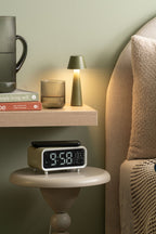 Wekker met dikke LED en telefoonoplader