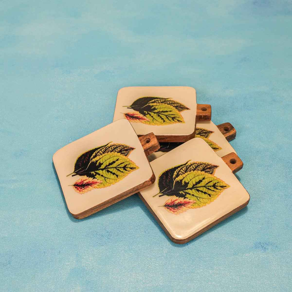 Timber Leaf Coaster Set – Onderzetters – Acaciahout en emaille – ingewikkeld ontwerp (set van 4)