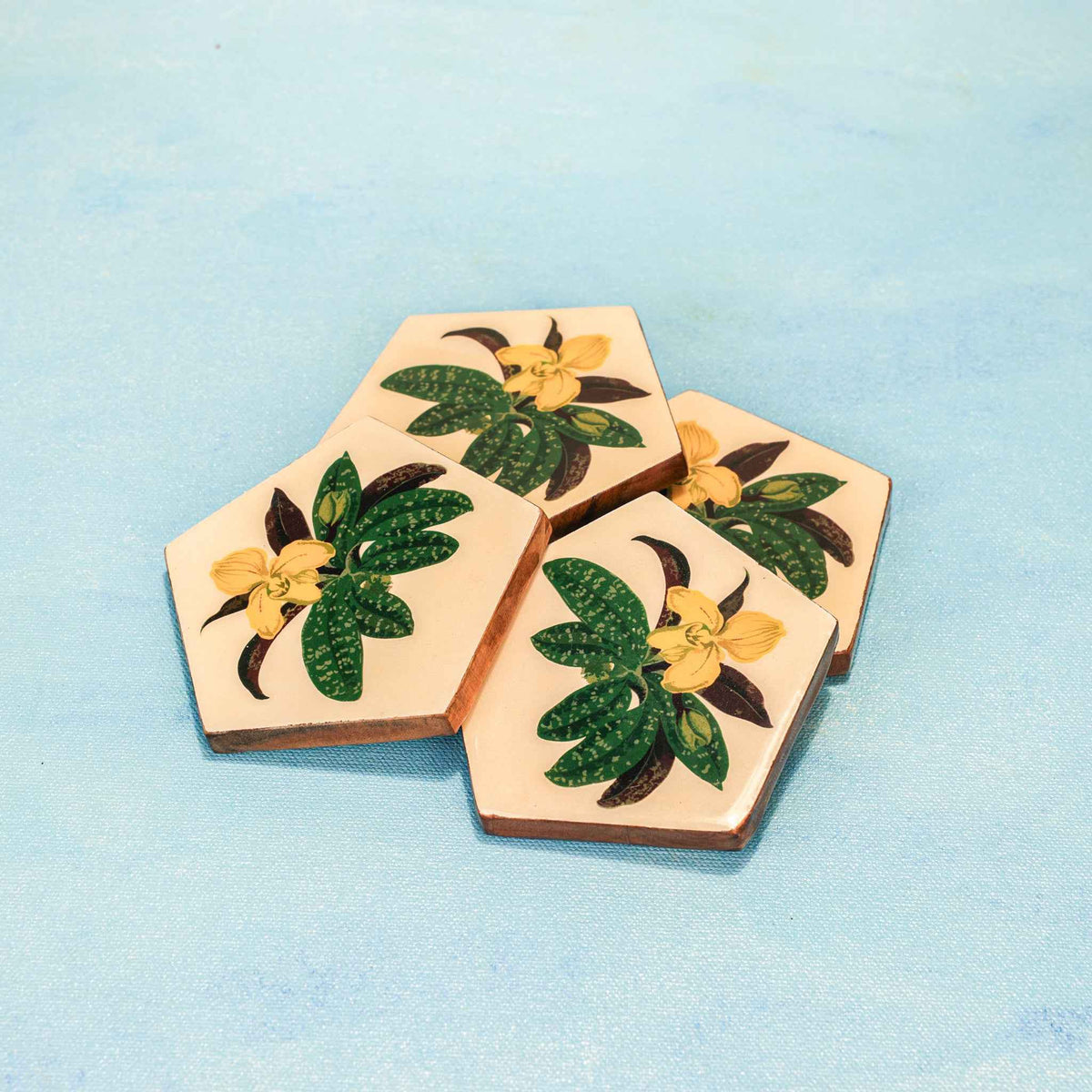Penta Bloom Onderzetterset – Tafelonderzetters – Acaciahout & Emaille – Pentagon Bloom Design – Set van 4