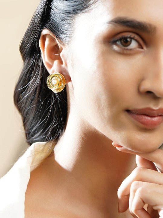 Goudkleurige botanische studs – Fashion oorbellen – Verguld met parels