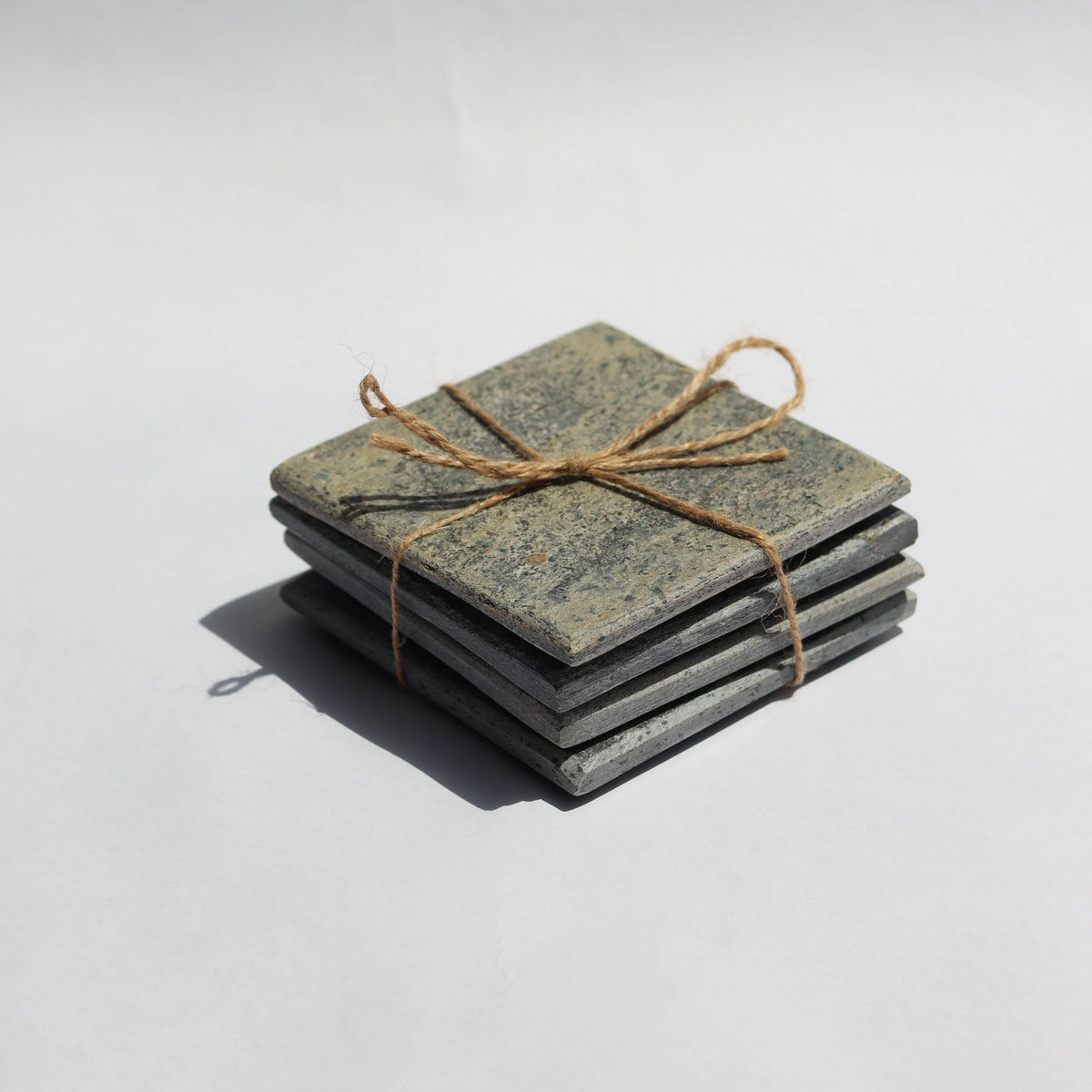 Gebeitelde leistenen onderzetters - 10x10cm, set van 4