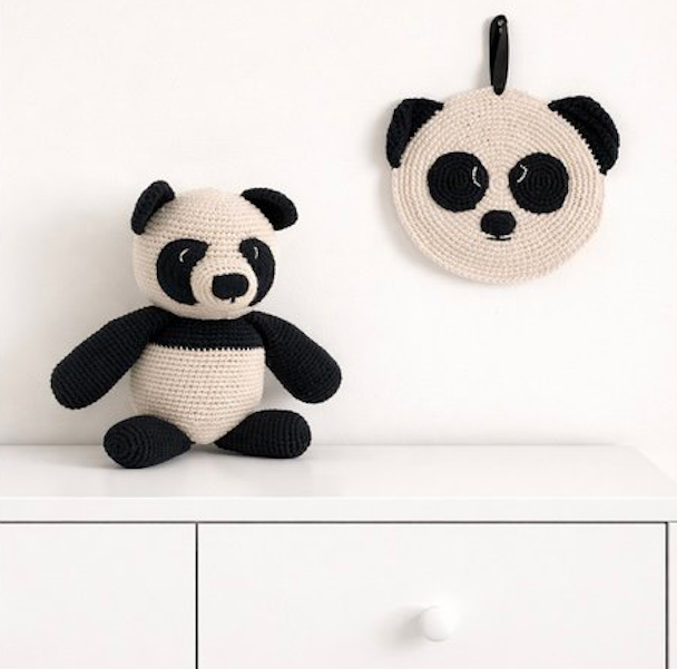 Luna-Leena Panda Bear cadeauhanger - zwart/gebroken wit - biologisch katoen - handgehaakt in Nepal