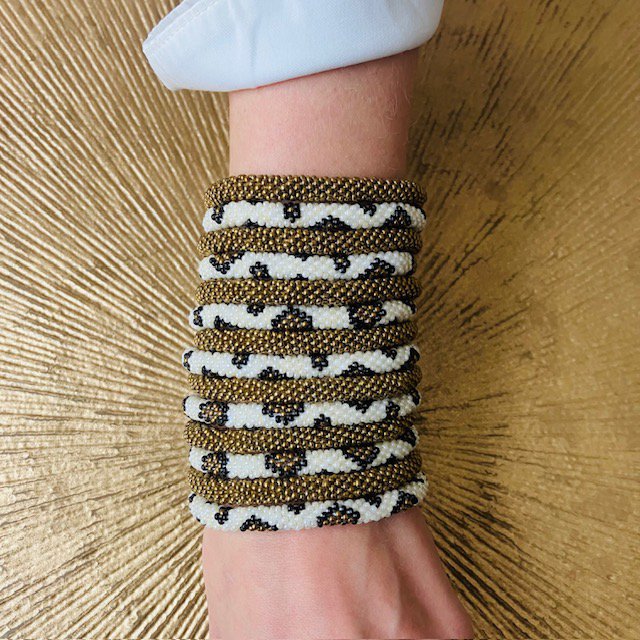 Luna-Leena kralenarmband op rol - gouden glaskralen - volwassen - hand gehaakt in Nepal