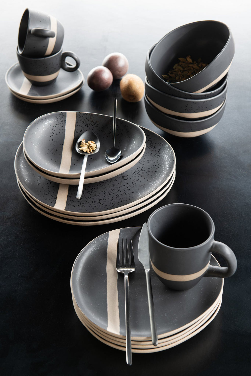J-Line bord - keramiek - zwart/taupe - small