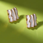 Tastbare oorknopjes – modieuze studs – legeringsmateriaal – opaalwitte kleur – push-back sluiting
