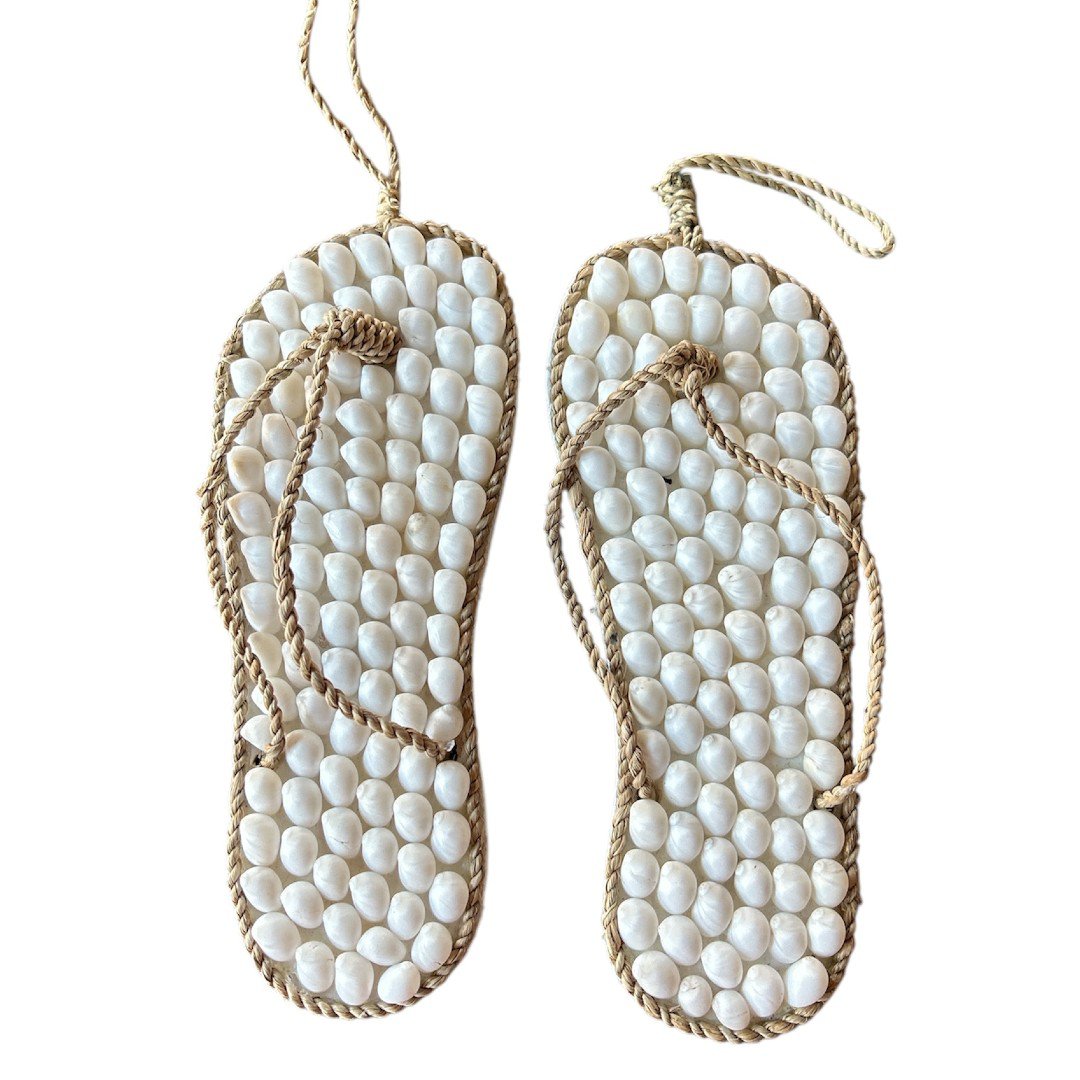 Decoratieve schelpenslippers – handgemaakt – boho wanddecoratie voor conceptstores & interieurwinkels