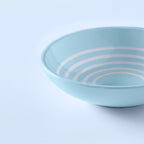 Blue Stripe Ceramic Bowl – Handgemaakte serveerschaal aan de kust voor soep, salade en ontbijtgranen