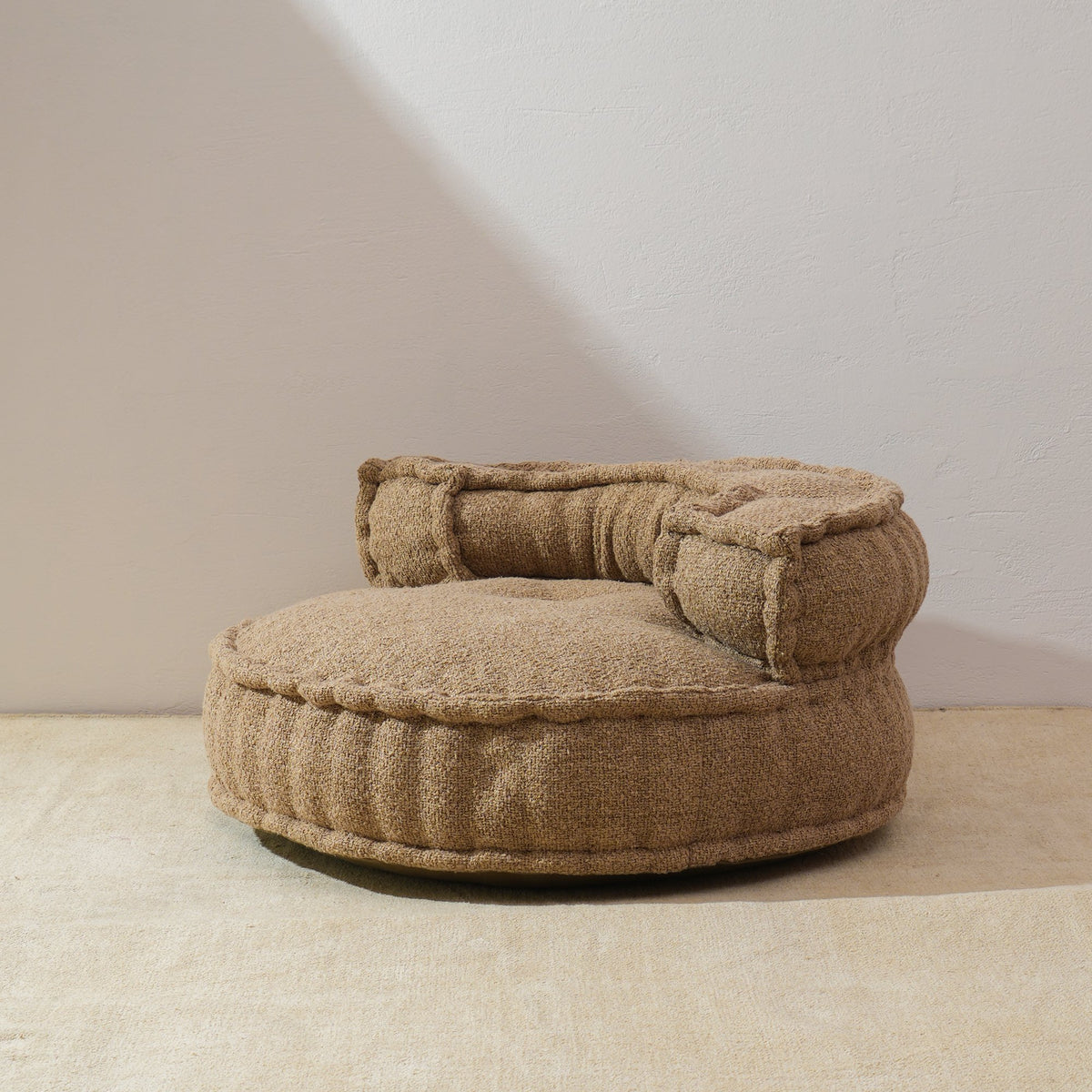 Beige gestoffeerde vloerbank – moderne lounge