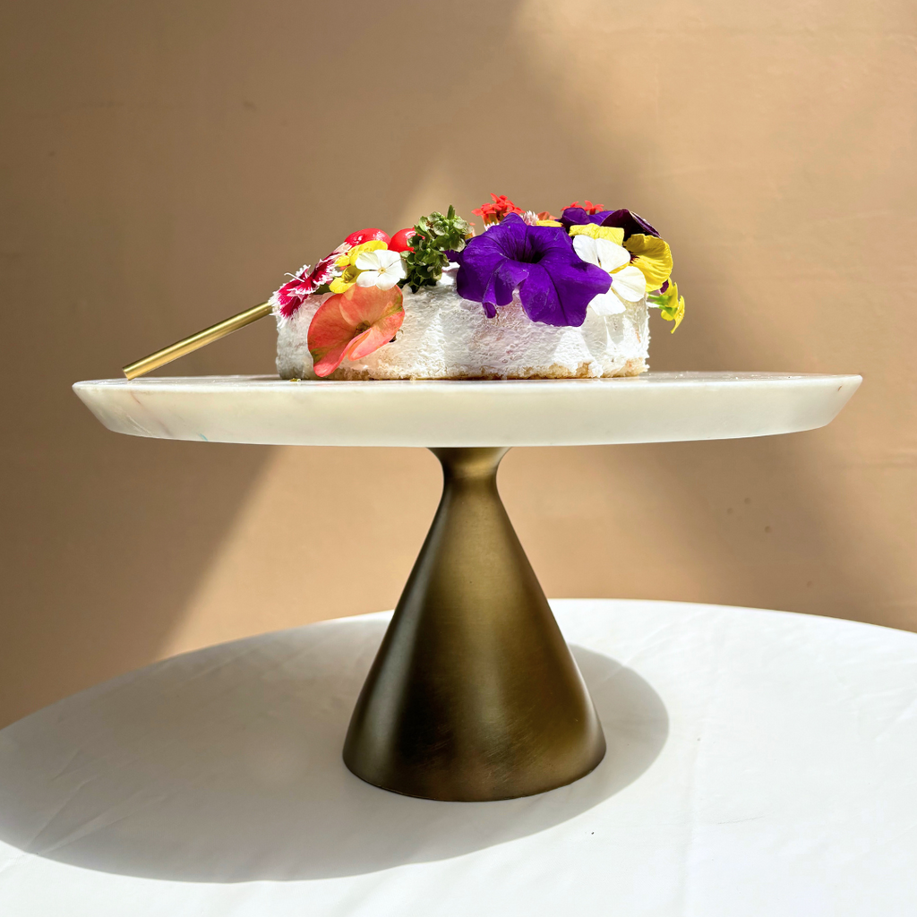 Wit marmeren taartplateau met gouden voet