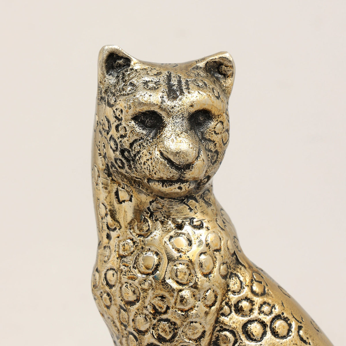 Handgemaakte gouden cheetah-sculptuur – aluminium kunst