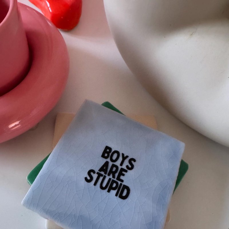Boys are stupid - signature tegel