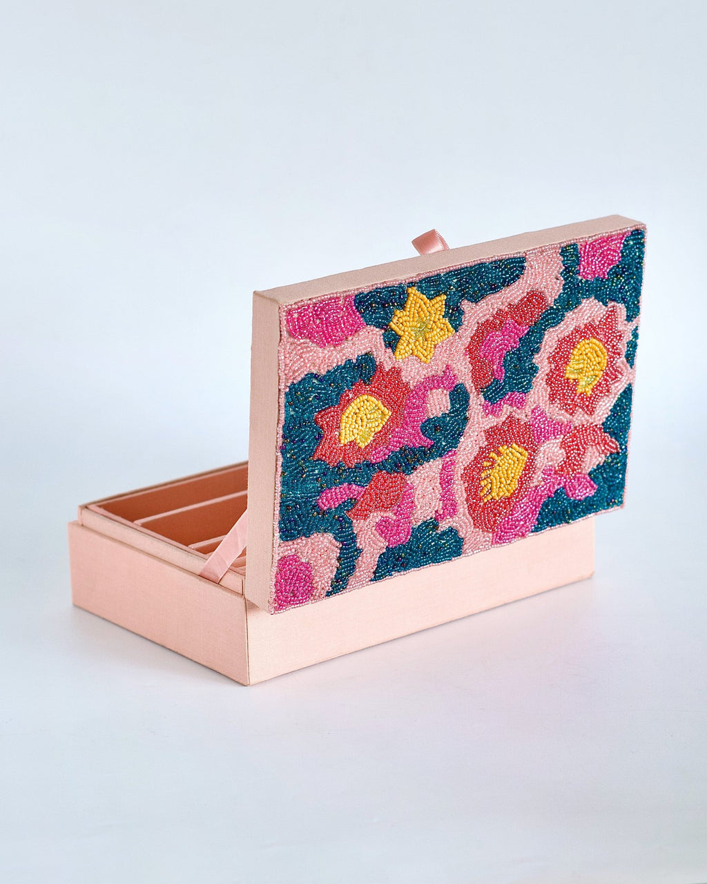 Sieradendoos met kralen en bloemen - 9x6x2,5 inch