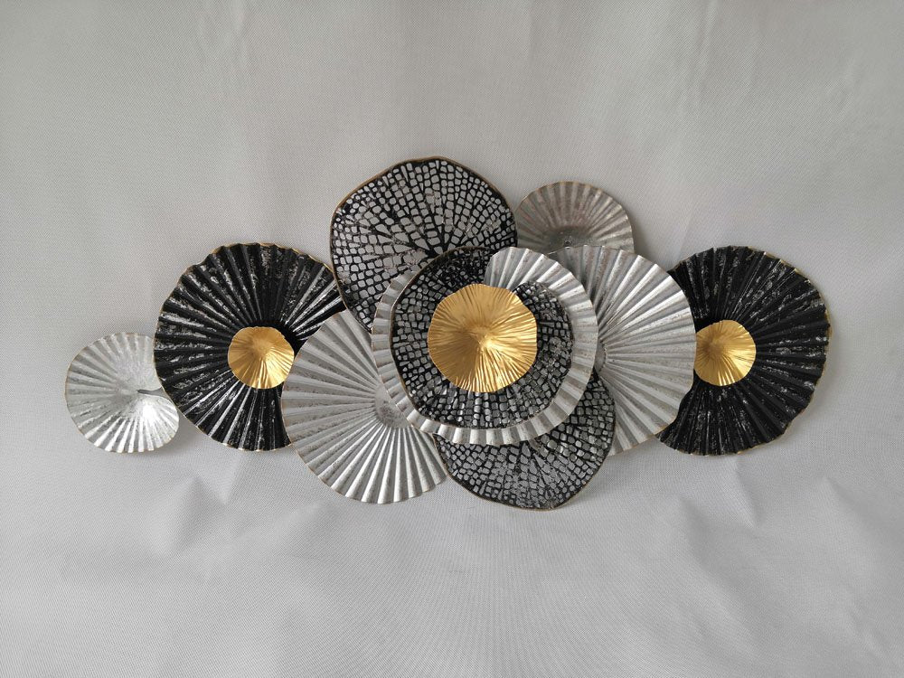 Metalen wanddecoratie.