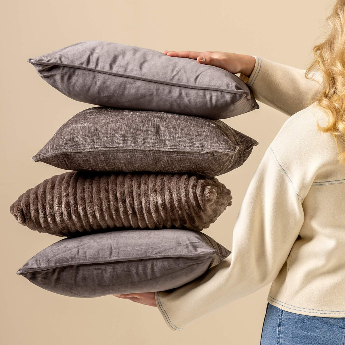 Dutch Decor Finn - Kussen 45x45 cm - Fluweel - Drijfhout - Taupe
