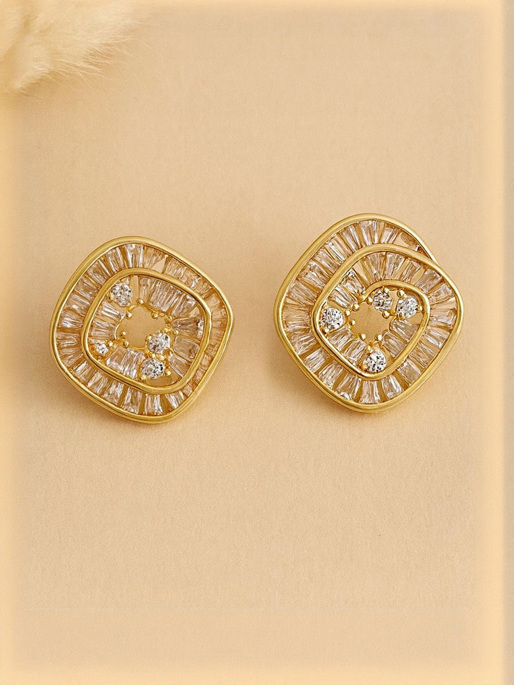 Vergulde vierkante Amerikaanse diamanten studs – modieuze oorbellen – AD verfraaid – 1,9 x 1,8 cm