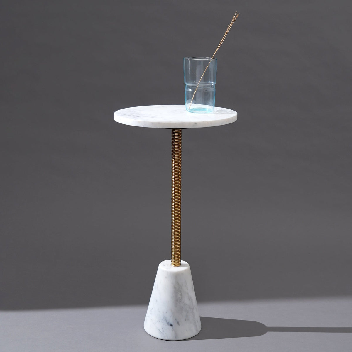 Marmeren Accenttafel - Gouden Afwerking - Sculpturale Kegelbasis