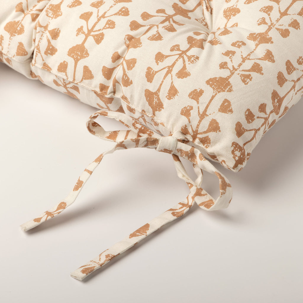 Dutch Decor Francine - Stoelkussen 40x40 cm - Bladpatroon - Met striklinten - Dusty Coral - Roze, wit