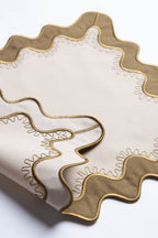 Gisèle Scallop Placemat met geborduurd detail