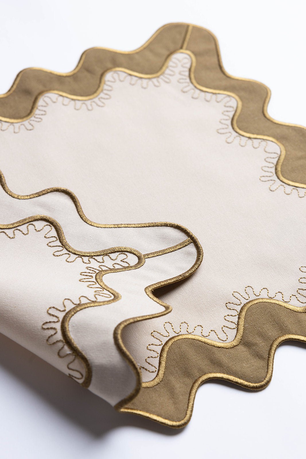Gisèle Scallop Placemat met geborduurd detail