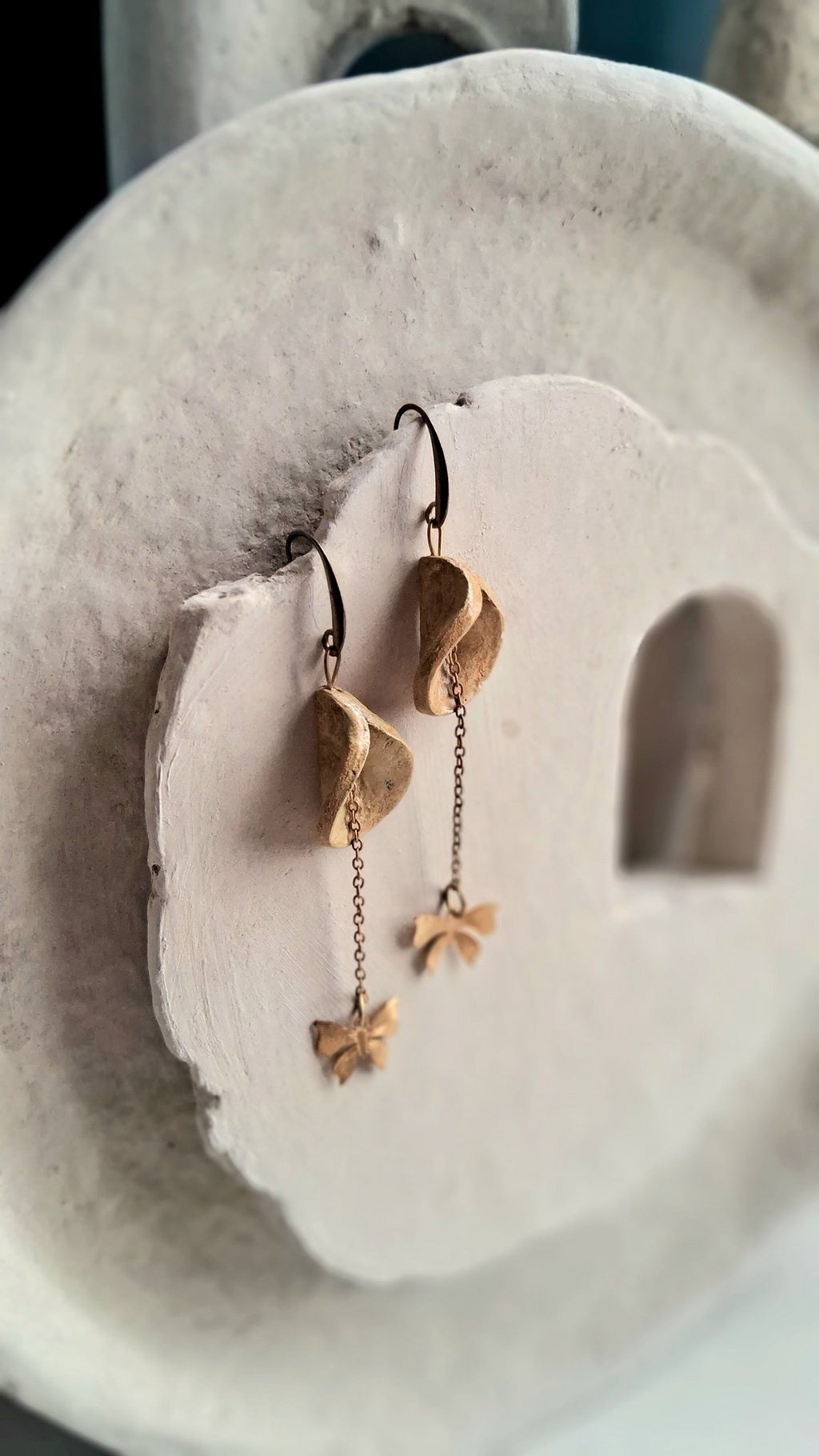 Prachtige handgemaakte oorbellen van papier-maché