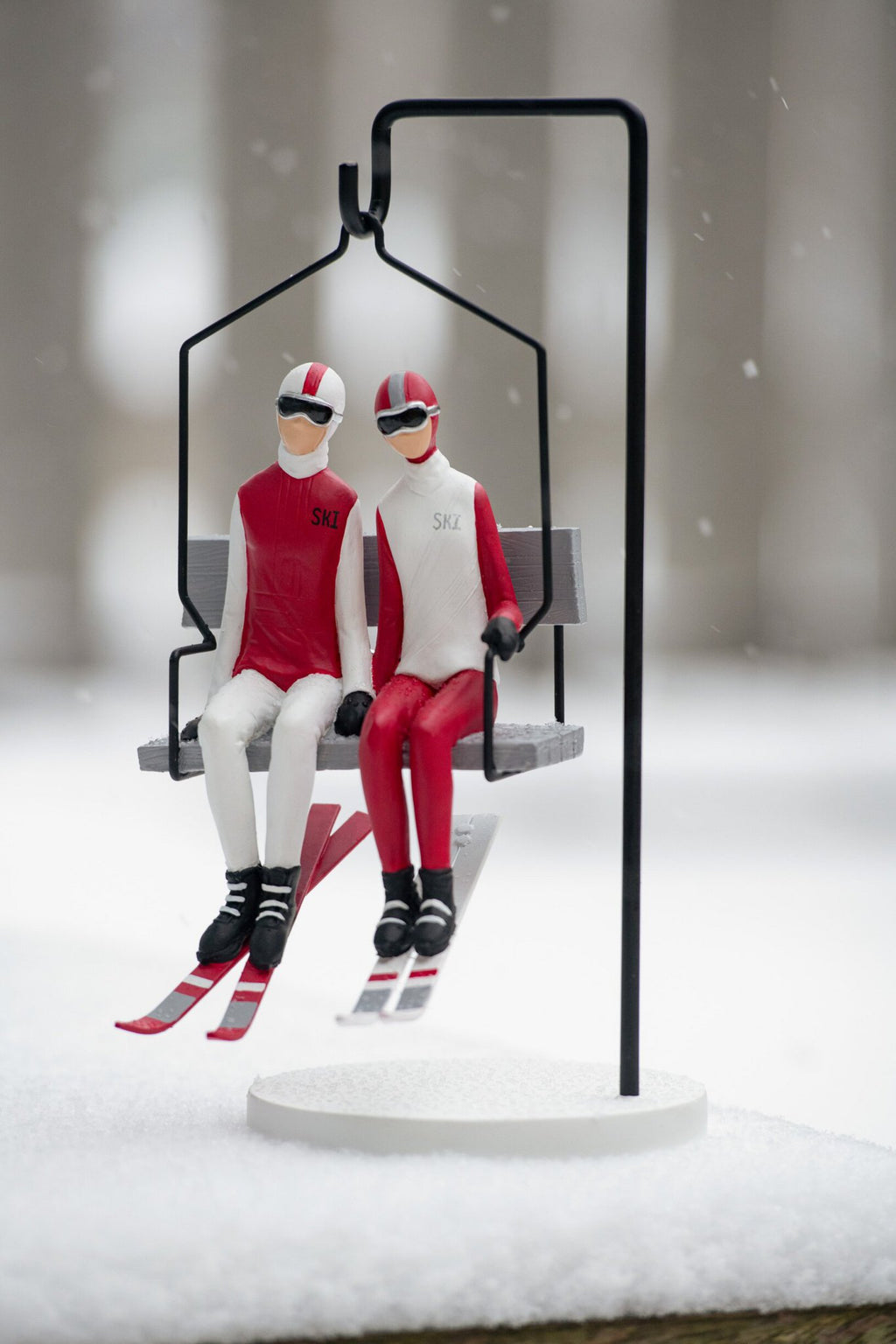 J-Line decoratie skilift ski couple - polyresin - rood/wit