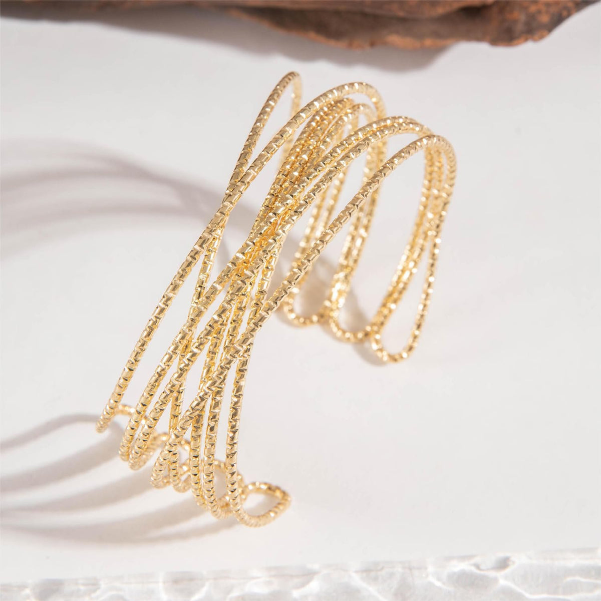 Geometrische dubbel gedraaide Kada-armband – armband met open manchet – vergulde afwerking – verstelbare pasvorm