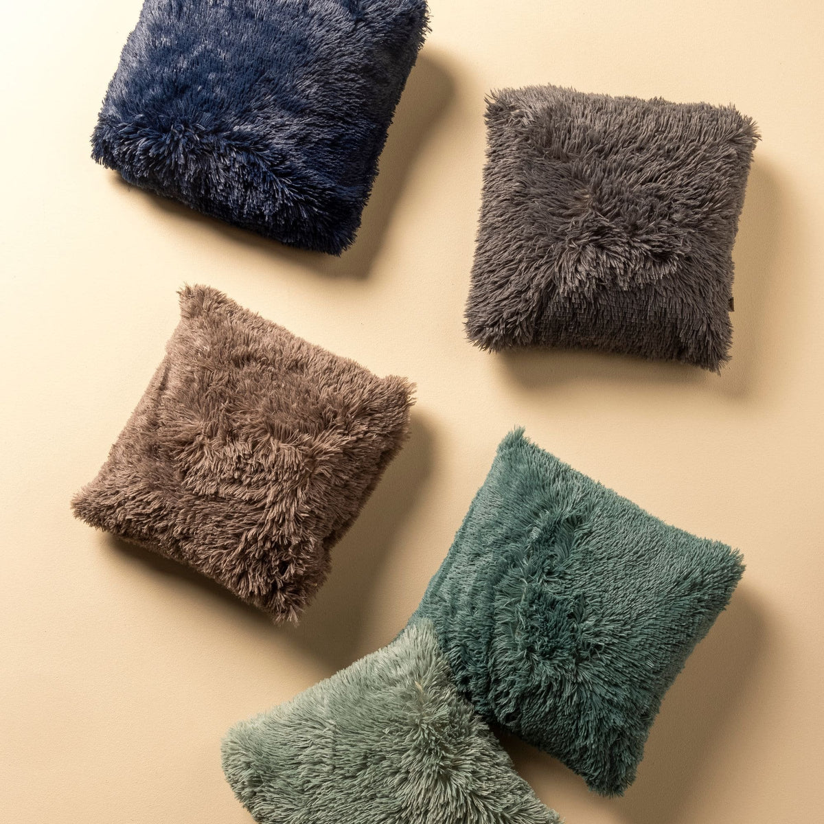 Dutch Decor Fluffy - Sierkussen 60x60 cm - Superzacht - XL kussen - Insignia Blauw - Blauw