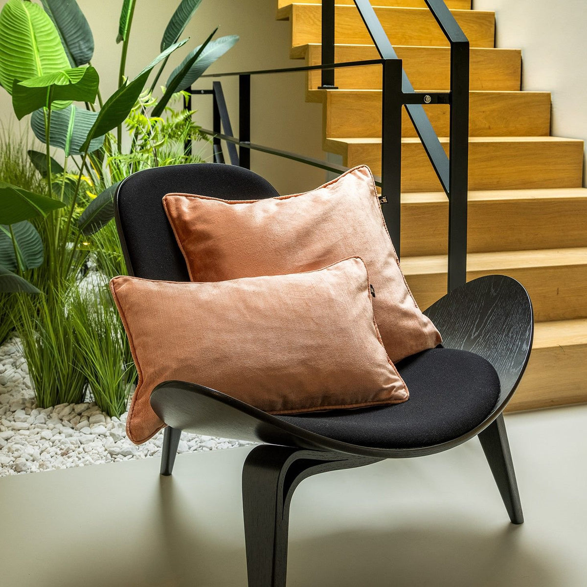 Chloe | Kussen | 50x50 cm gedempte klei | Roze | Uni | Velvet | Hoii | Met luxe binnenkussen