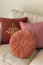 Kussen | Knuffel rabarber fluwelen rond kussen van Sanctuary Living