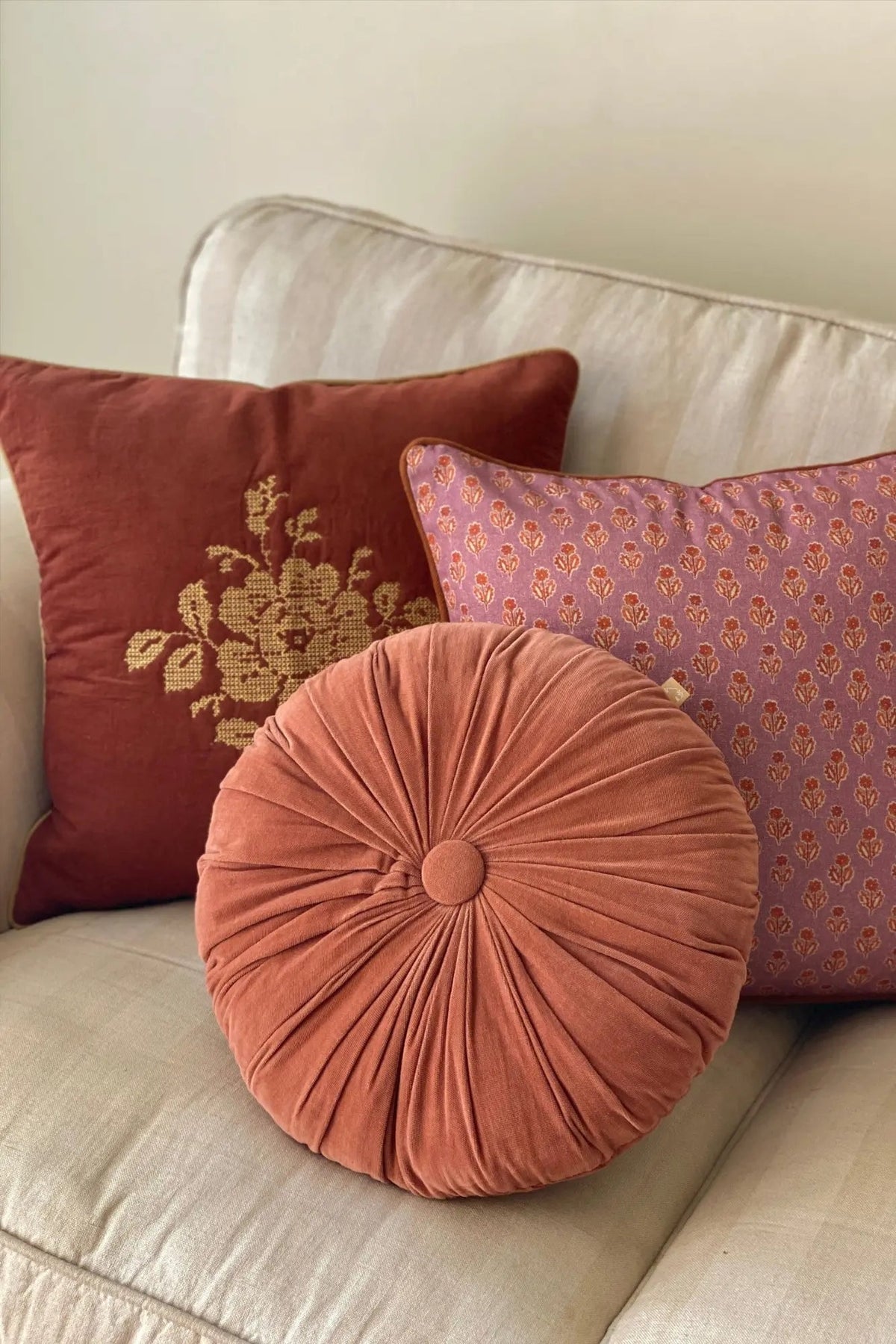 Kussen | Knuffel rabarber fluwelen rond kussen van Sanctuary Living