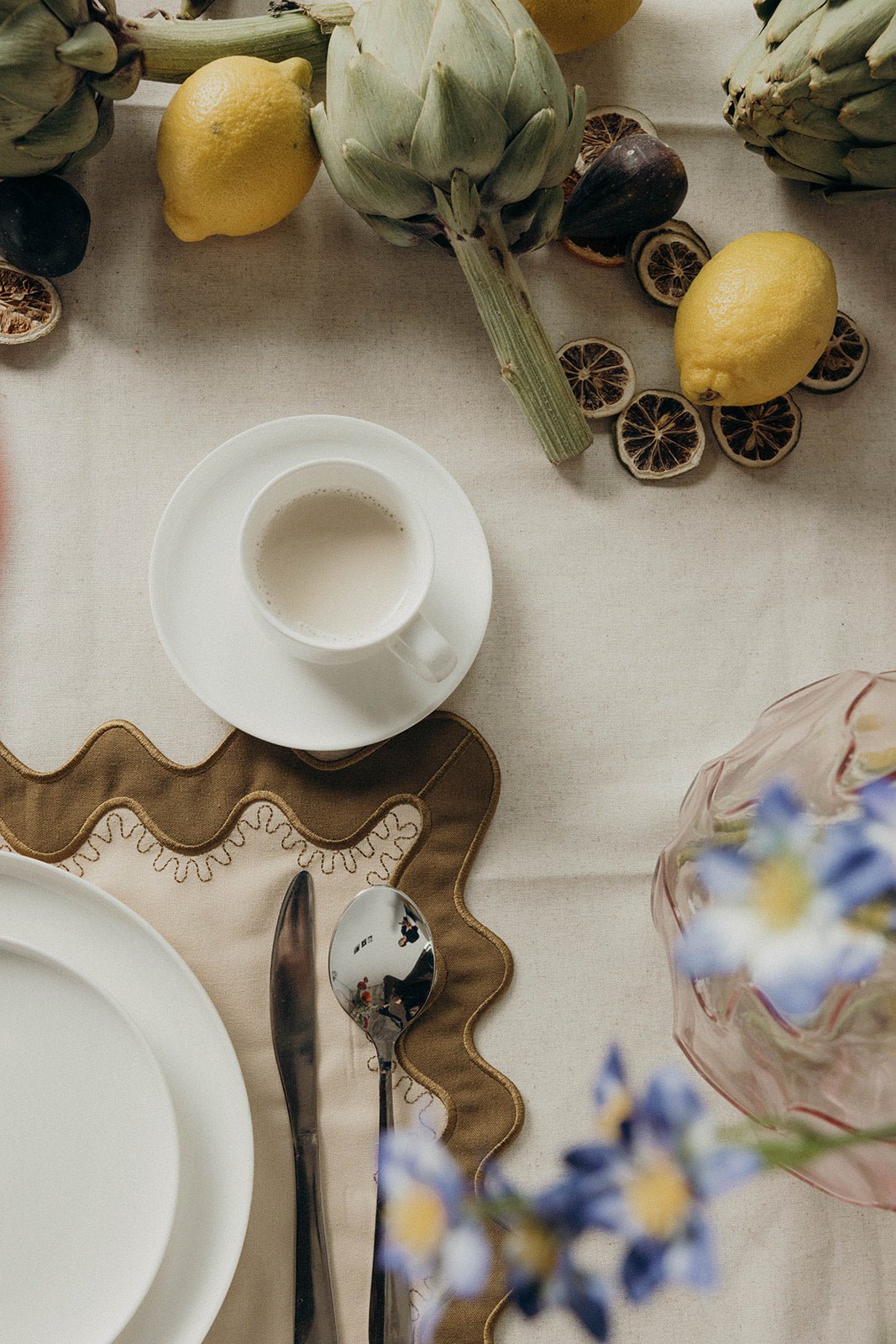 Gisèle Scallop Placemat met geborduurd detail