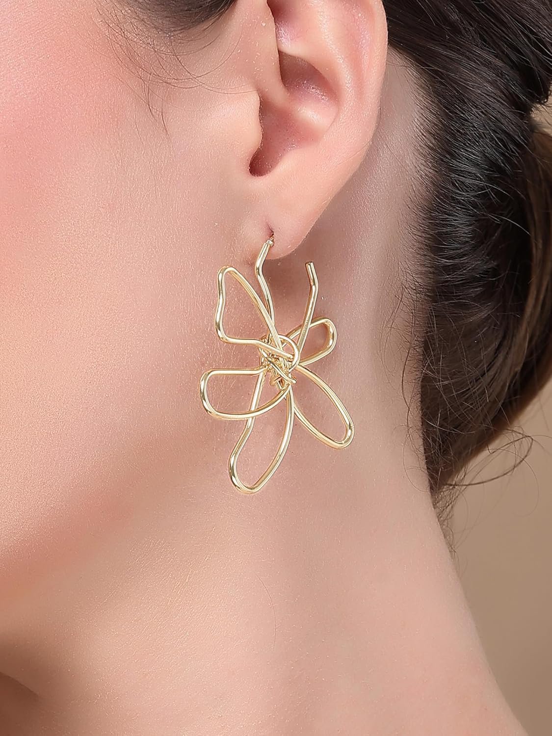 Oorbellen met bloemen – damessieraden – verguld, elegant bloemmotief