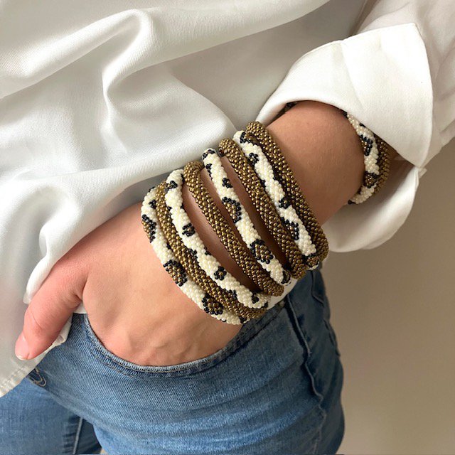 Luna-Leena kralenarmband op rol - gouden glaskralen - volwassen - hand gehaakt in Nepal